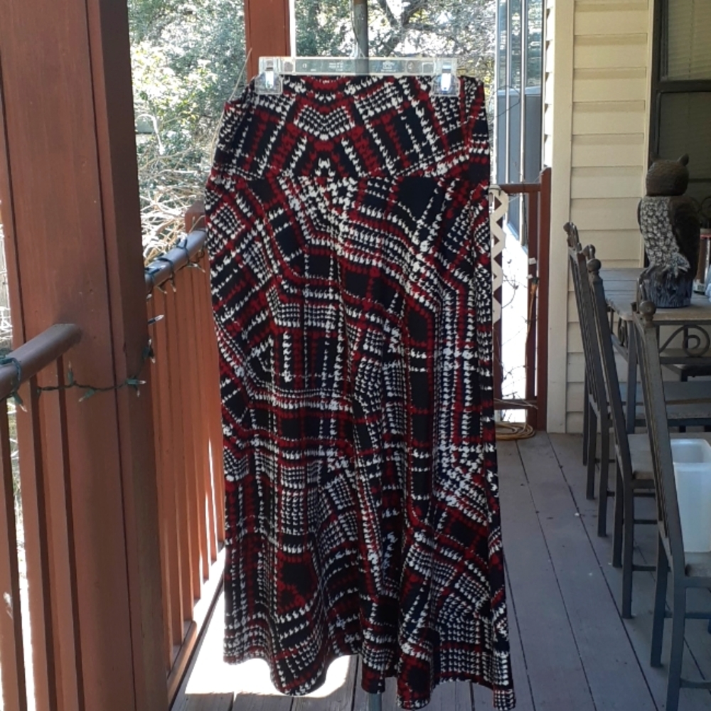 Sunny Taylor skirt size L 95% Polyester 5% Spandex colors black , red, white